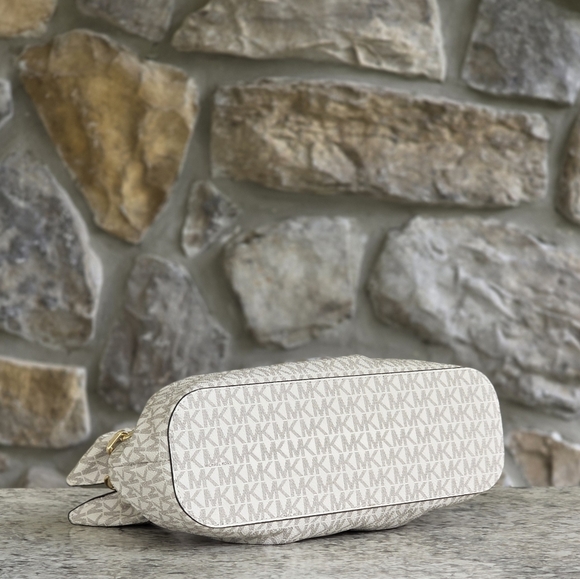 Michael Kors Large Logo Vanilla Crossbody - Picture 4 of 10